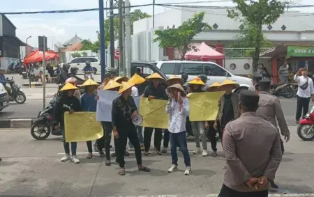 Mahasiswa Demo Dinas Pertanian Sampang Foto BeritaJatim.com