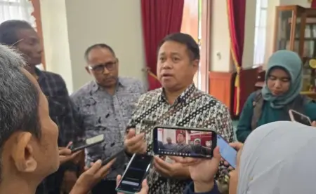 Bus Trans Jatim Koridor IV Dilempar Batu, Pelaku Terekam Kamera Foto BeritaJatim.com