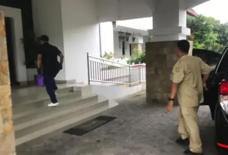 KPK Geledah Kantor PUPR Kota Madiun, Staff ASN Sempat Dibawa Keluar Foto BeritaJatim.com