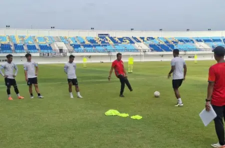 Ada Bek Baru Rasa Lama di Persela, Manajemen Juga Buru Pemain Super League Foto BeritaJatim.com