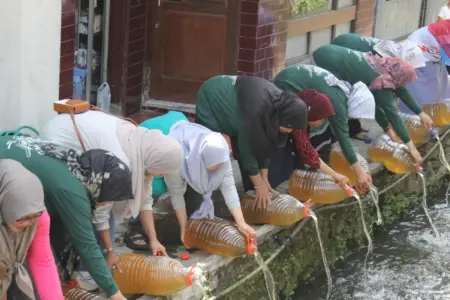 Merawat Bumi dari Dapur, Mahasiswa UB Ajak Warga Batu Sulap 1 Ton Limbah Jadi Eco Enzyme Foto BeritaJatim.com
