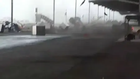 Angin Puting Beliung Hantam Bandara Juanda, Pohon Tumbang dan Penerbangan Terganggu Foto BeritaJatim.com
