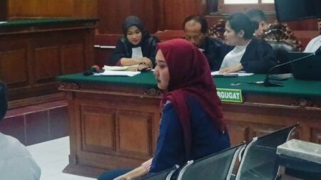 Istri Siri Almarhum Kusnadi Dapat Hadiah Mercedes Benz, Jeep Rubicon Hingga Rumah Mewah Dari Dana Pokir Foto BeritaJatim.com