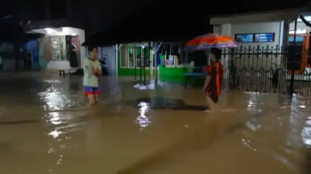 Sungai Kedunglarangan Meluap, Kawasan Tambakan dan Kalianyar Bangil Terendam Banjir Parah Foto BeritaJatim.com
