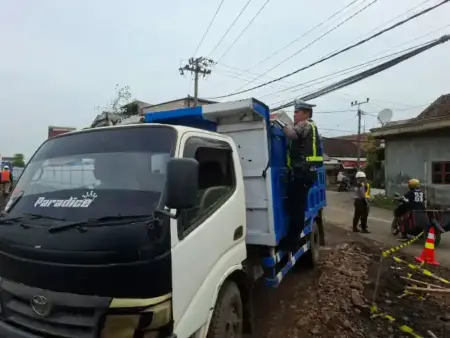 Polisi Bantu Awasi Truk Tanah Proyek Sekolah Rakyat Kota Pasuruan Foto BeritaJatim.com
