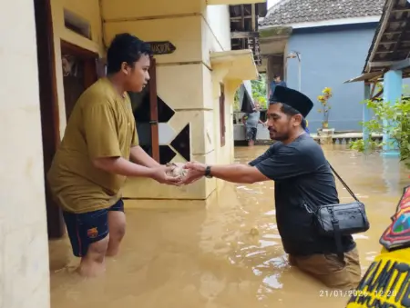 Banjir Belum Surut, Warga Pasuruan Dirikan Dapur Umum Mandiri di Tingkat Desa Foto BeritaJatim.com