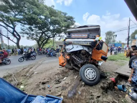 Kecelakaan Beruntun di Jalan Raya Pleret Pasuruan, Satu Pengemudi Asal Gresik Tewas Foto BeritaJatim.com