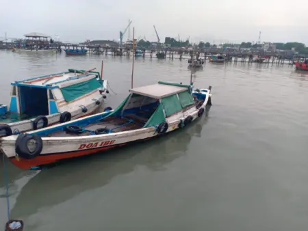 Perahu Tabrak Dermaga, Nelayan Lumpur Gresik Dilaporkan Hilang Foto BeritaJatim.com