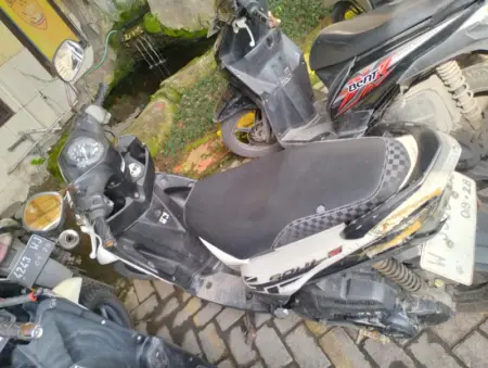 Tabrakan Sesama Motor di Manyar Gresik, Pengendara Terpelanting dan Tewas Terlindas Truk Trailer Foto BeritaJatim.com