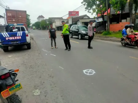 Motor Naik Bahu Jalan, Nenek 63 Tahun Tewas Terlindas Truk Trailer di Jalan Daendels Gresik Foto BeritaJatim.com