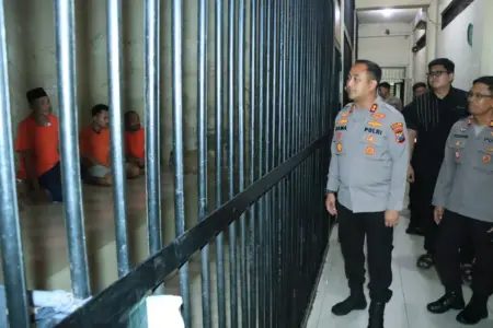 Pastikan Keamanan, Kapolres Gresik Tinjau Rutan dan Dialog dengan Warga Binaan Foto BeritaJatim.com
