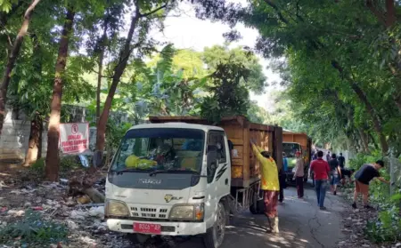TPS Perumahan GKA Dibersihkan, Warga Bersama DLH Gresik Turun Tangan Foto BeritaJatim.com
