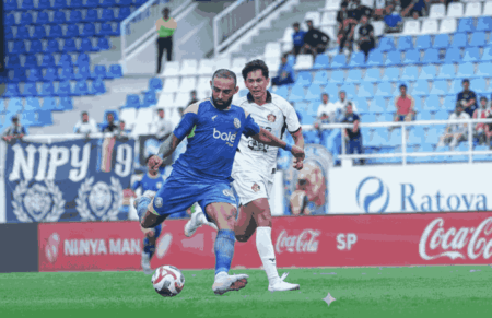 Arema FC dan Persik Kediri Imbang 0-0 di Babak Pertama Foto BeritaJatim.com