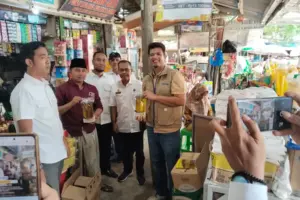 Pangkas Rantai Distribusi, Bulog Madura Salurkan Minyakita Langsung ke Pedagang Pasar Foto BeritaJatim.com