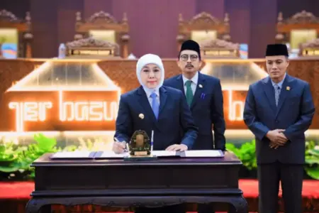 Gubernur Khofifah Bersama DPRD Jatim Sahkan Dua Perda Strategis, Apa Saja? Foto BeritaJatim.com
