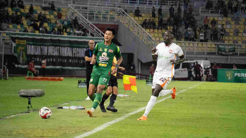 Tinggal Satu Striker Murni, Malik Risaldi Jadi Kunci Persebaya di Mata Bernardo Tavares Foto BeritaJatim.com