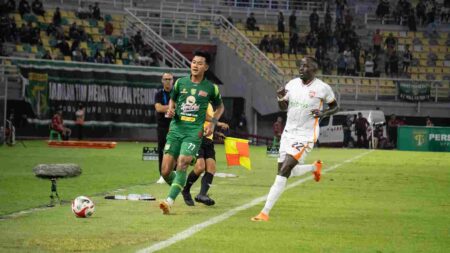Tinggal Satu Striker Murni, Malik Risaldi Jadi Kunci Persebaya di Mata Bernardo Tavares Foto BeritaJatim.com
