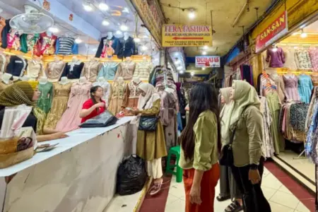 Daya Pikat Gamis Rompi Lepas untuk Busana Lebaran 2026 di Pasar Kapasan Surabaya Foto BeritaJatim.com