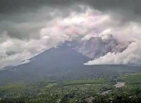 Gunung Semeru di Lumajang Erupsi, Luncurkan Awan Panas Sejauh 5 Kilometer Foto BeritaJatim.com