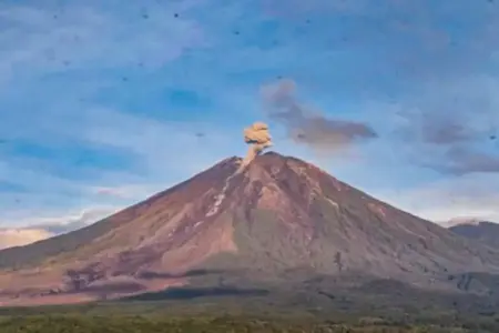 Ini Penjelasan BPBD Lumajang Soal Erupsi Awan Panas Gunung Semeru yang Muncul Dua Kali dalam 3 Hari Foto BeritaJatim.com