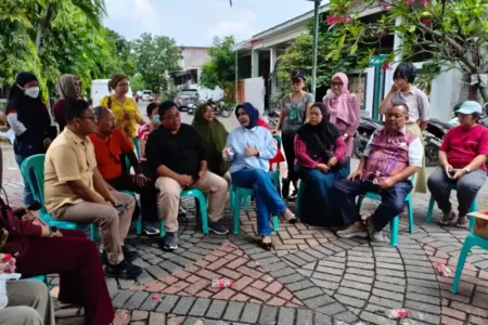 Pembongkaran Pagar Mutiara Regency Sidoarjo Berujung Ricuh, Wabup Mimik Idayana Bakal Panggil Kasatpol PP Foto BeritaJatim.com
