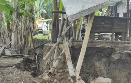 Bantaran Sungai Kaligandong Bojonegoro Longsor, Rumah Warga Terancam Foto BeritaJatim.com