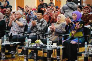 Bimtek Kasek dan Tendik Sekolah Rakyat se-Jatim, Gus Ipul Ajak Berikrar Mengasuh Sepenuh Hati Foto BeritaJatim.com