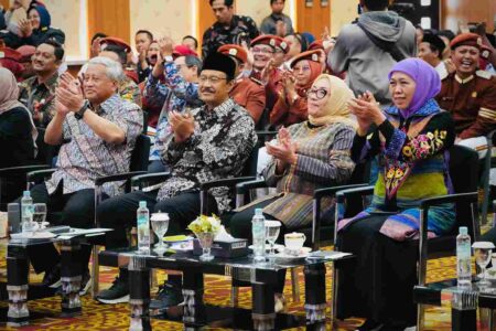 Bimtek Kasek dan Tendik Sekolah Rakyat se-Jatim, Gus Ipul Ajak Berikrar Mengasuh Sepenuh Hati Foto BeritaJatim.com