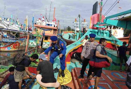 Dihantam Ombak Besar, Kapal Nelayan di Paciran Lamongan Terbalik dan Tenggelam Foto BeritaJatim.com