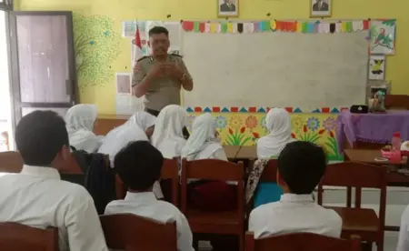 Anak-anak SDN Padusan Pacet Mojokerto Diajak Bijak Gunakan Gadget dan Tolak Bullying Foto BeritaJatim.com