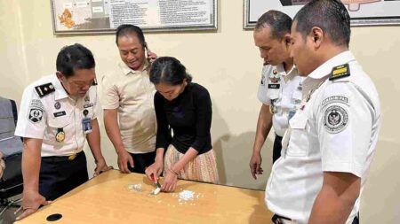 Selundupkan 240 Pil Koplo ke Lapas Lumajang, Oknum ASN Pemkab Resmi Jadi Tersangka Foto BeritaJatim.com