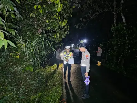 Terjatuh Saat Mendahului Truk, Pengendara Motor di Pacitan Tewas Terlindas Foto BeritaJatim.com