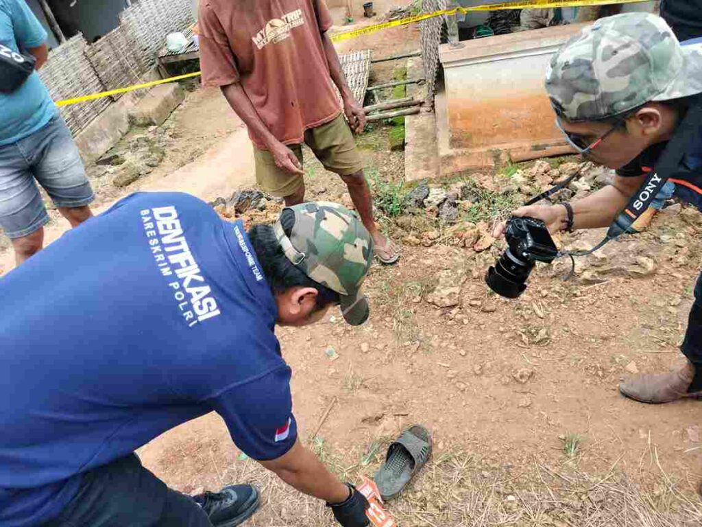 Warga Lenteng Barat Geger, Pria Tewas Dibacok di Jalan Kampung Foto BeritaJatim.com
