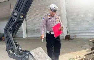Penjambretan Berujung Maut di Pamekasan: Pemotor Tabrak Tiang Toko, Lansia Tewas di Lokasi Foto BeritaJatim.com