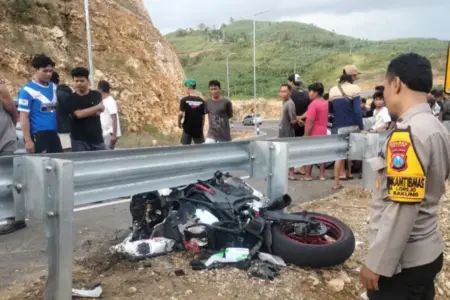 Hilang Kendali Saat Melaju di JLS Blitar, Pemotor Asal Pasuruan Tewas Hantam Pembatas Jalan Foto BeritaJatim.com