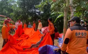 BPBD Pamekasan Dirikan Tenda Darurat Bagi Warga Terdampak Longsor Foto BeritaJatim.com