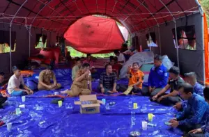 Longsor Pamekasan; Warga Terdampak Diungsikan, Tenda Darurat Didirikan Foto BeritaJatim.com
