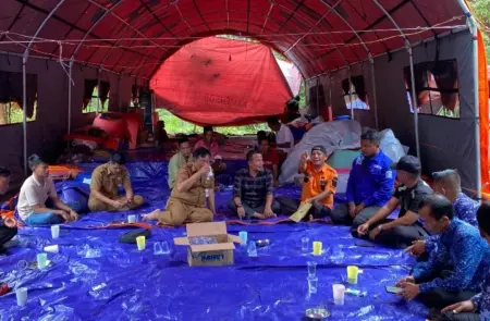 Longsor Pamekasan; Warga Terdampak Diungsikan, Tenda Darurat Didirikan Foto BeritaJatim.com