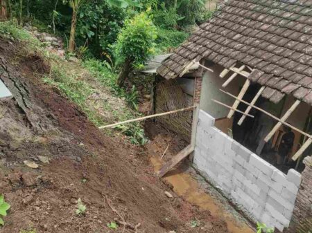 Hujan Deras Picu Longsor di Jatirejo Mojokerto, Rumah Warga dan Saluran Air Terdampak Foto BeritaJatim.com