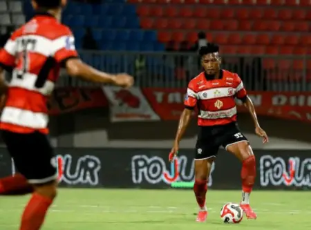 Dominan tapi Mandul, Madura United Ditahan Imbang PSBS Biak di Pamekasan Foto BeritaJatim.com