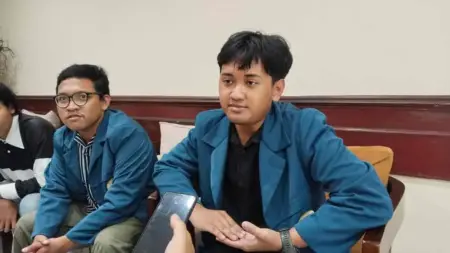 Hearing dengan Pemkot Surabaya Batal Mendadak, Mahasiswa Penerima Beasiswa Pemuda Tangguh Kecewa Foto BeritaJatim.com