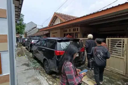 KPK Geledah Rumah Kadis PUPR Kota Madiun, Empat Mobil Penyidik Kepung Kelurahan Manisrejo Foto BeritaJatim.com