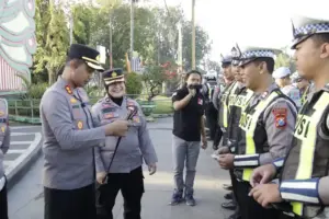 Kapolres Sumenep Cek SIM dan STNK Anggota Satlantas: Harus Tertib Sebelum Tertibkan Warga Foto BeritaJatim.com