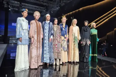 16 Desainer APPMI Pamerkan Tren Fashion 2026 Bertema “Re Imagine” di Surabaya Foto BeritaJatim.com