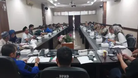 Perumahan Jadi Langganan Banjir, Warga Teteskan Air Mata Saat Wadul DPRD Jember Foto BeritaJatim.com