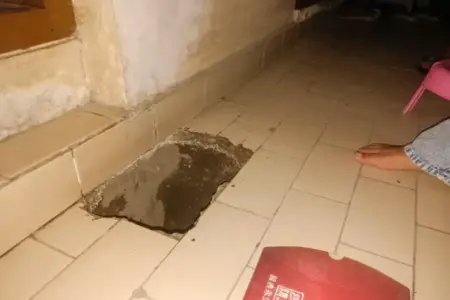 Lantai Teras Rumah Warga di Jalan Bogen Surabaya Keluar Asap Panas Misterius Foto BeritaJatim.com