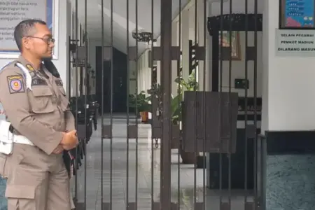 Pasca OTT KPK, Akses ke Gedung Utama Balai Kota Madiun Digembok Foto BeritaJatim.com