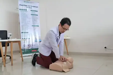 Trauma Center RS Ubaya Bagikan Tips Menolong Korban Kecelakaan Lalu Lintas Foto BeritaJatim.com