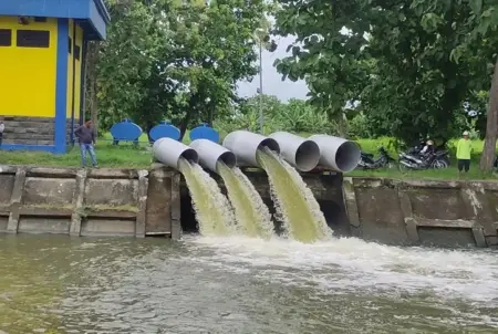 Pemkab Lamongan Andalkan Pompa untuk Kurangi Dampak Banjir Bengawan Jero Foto BeritaJatim.com