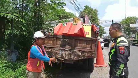 Motor Tabrak Truk Parkir di Jembatan Mertex Mojokerto, Pengendara Tewas di Tempat Foto BeritaJatim.com